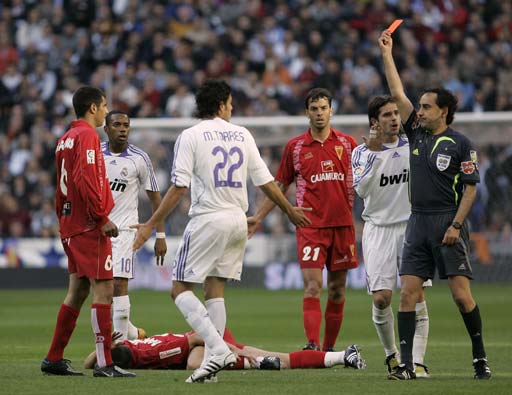  拜仁慕尼黑主场逆转取胜，继续领跑积分榜  